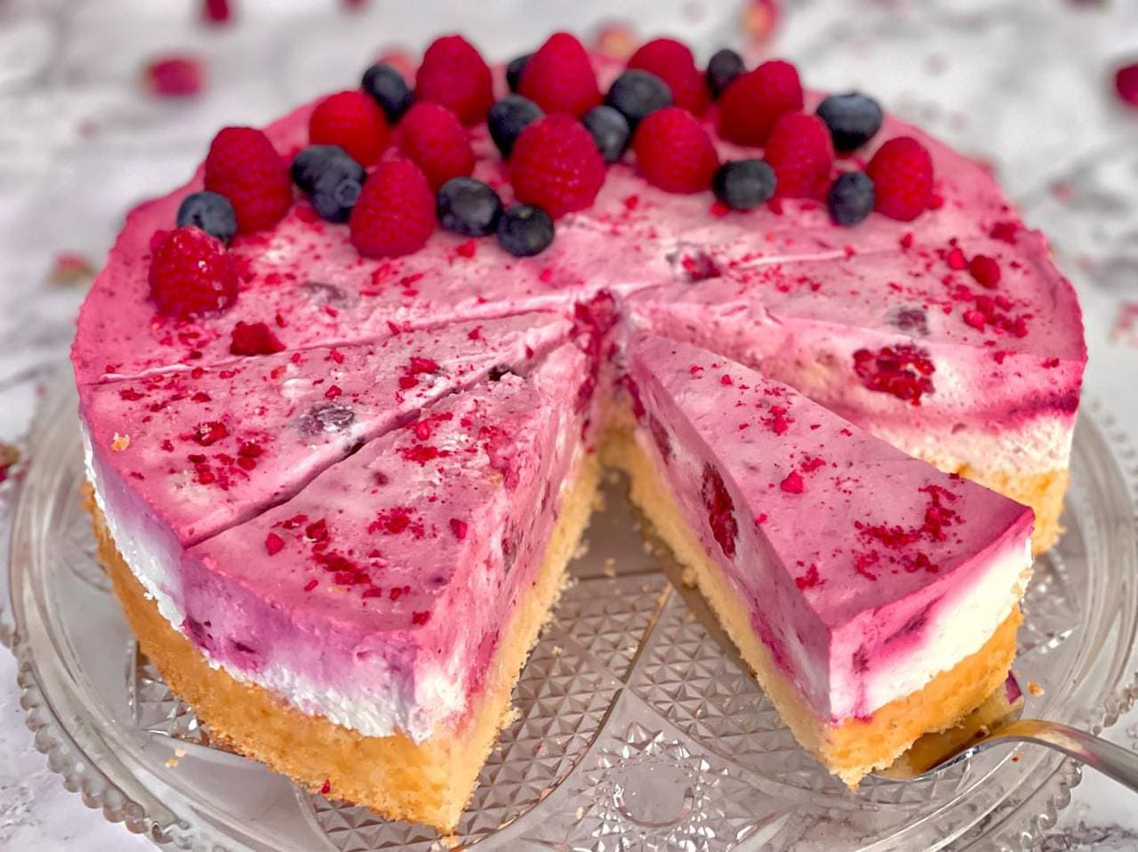 quark sahne dessert mit gefrorenen himbeeren